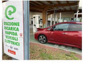 Auto elettrica al caricamento